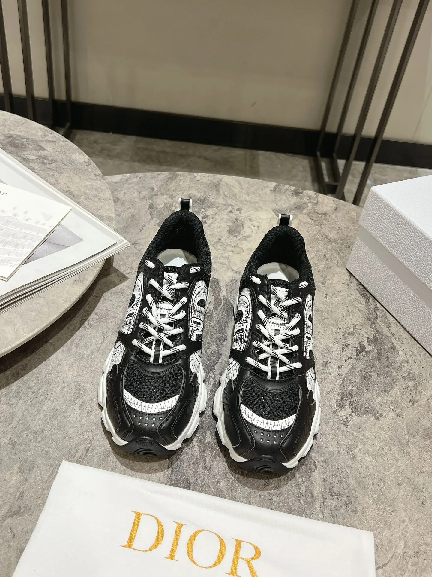 👟👟Ex-factory price 600👟👟 The latest hot model, the star model 2024 main hot product, the newly released Dior Chrono new casual sports shoes, running shoes, dad shoes are really cool, full of futuristic feeling! Really cool! Once again interpreting Dior's concept of cool fashion, the lucky star will bless you with good luck. The new EVA sole is super light and super soft! A perfect replica of the original! Fully matched material and mold! ! Women’s size: 35-39 (40.41 customized)
